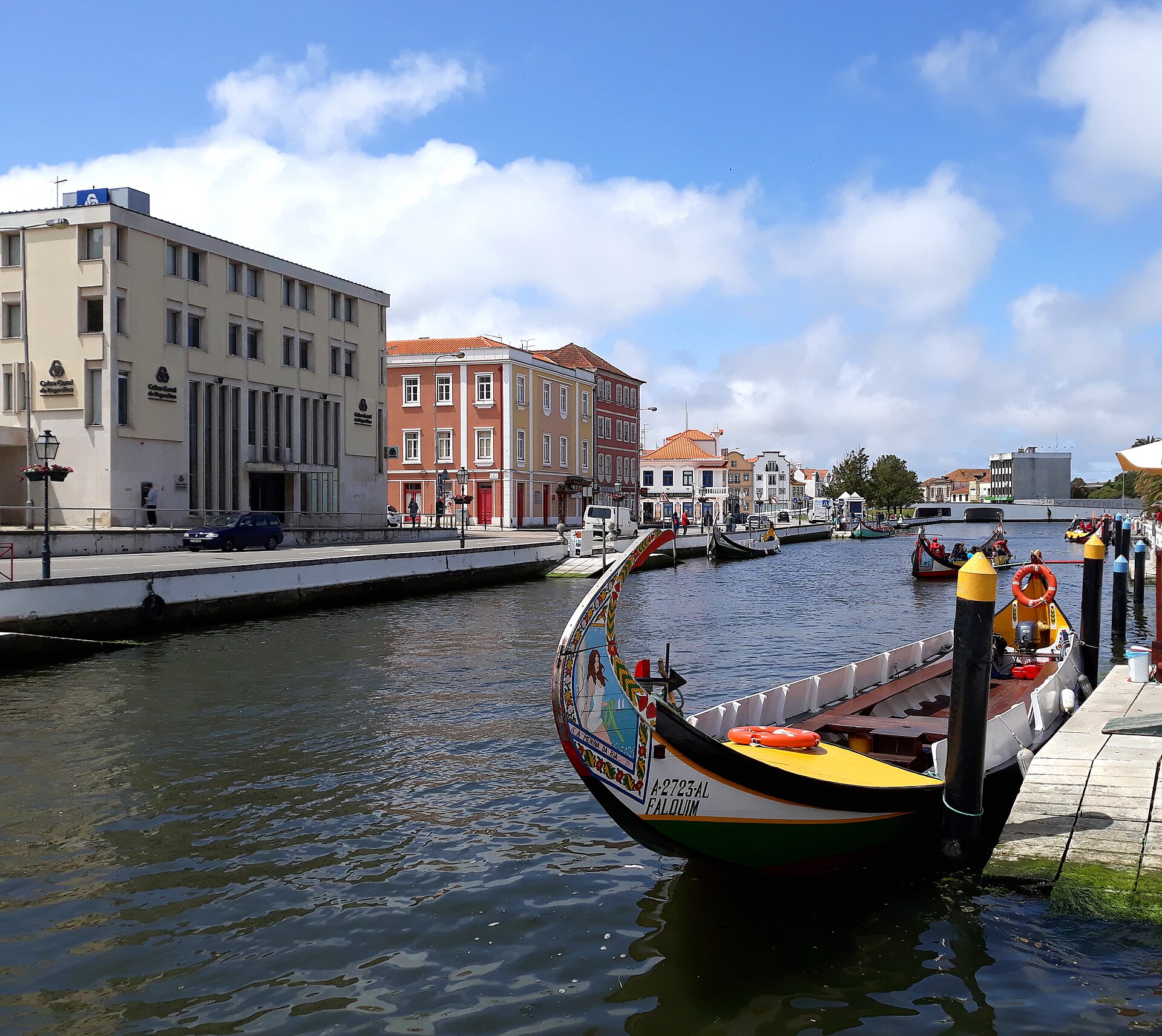 Canais de Aveiro com barcos moliceiros coloridos