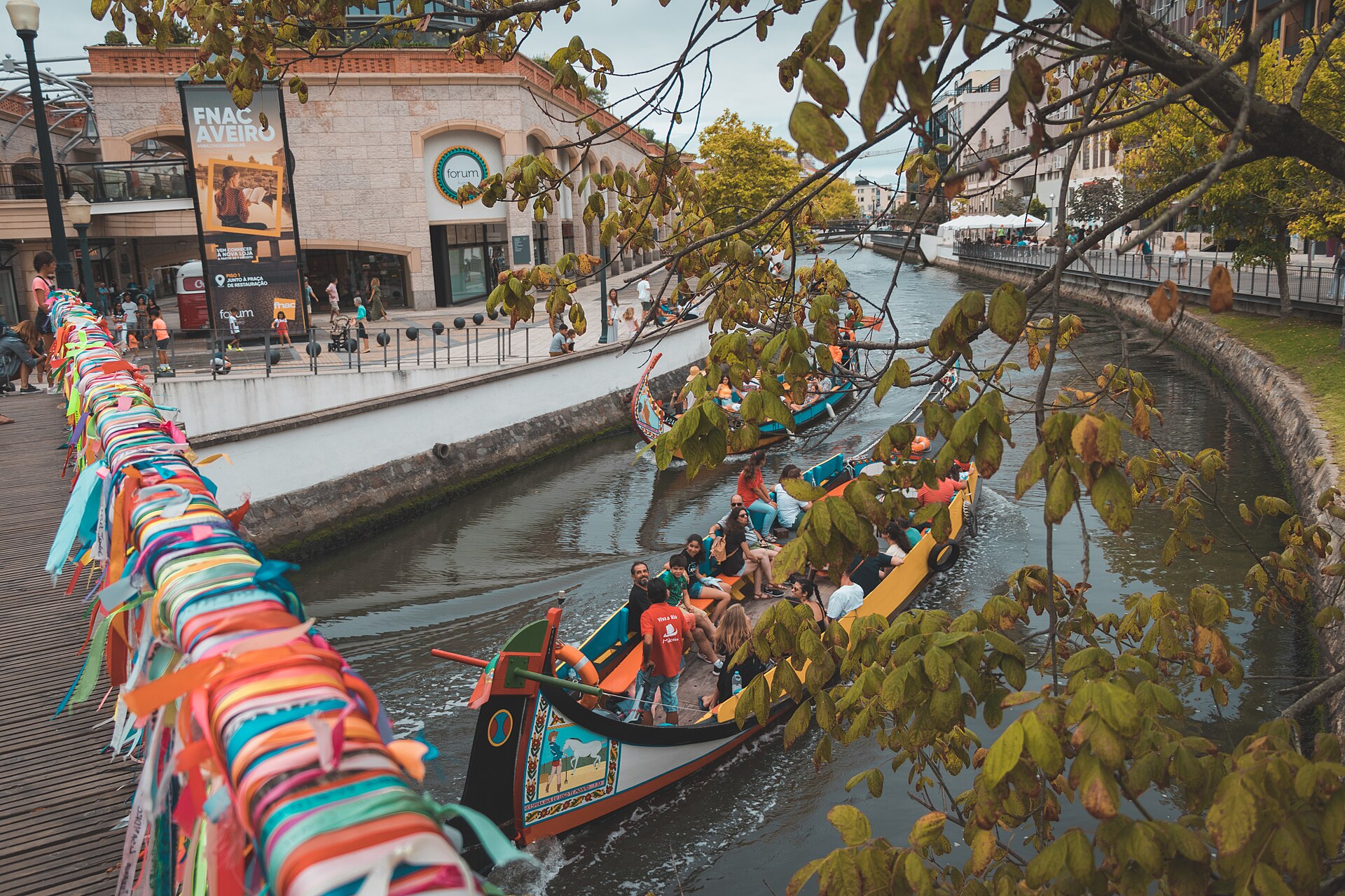 Barco moliceiro decorado nos canais de Aveiro