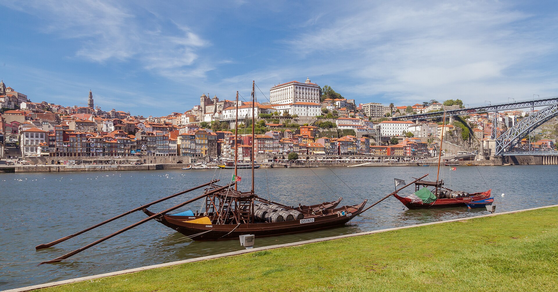 Rabelos no rio Douro junto ao Porto