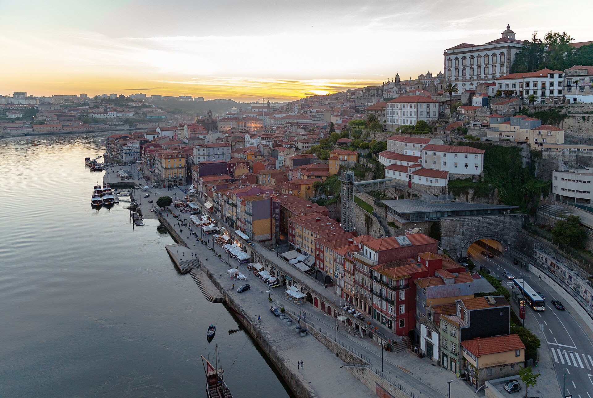 Rio Douro ao pôr do sol com barcos rabelos